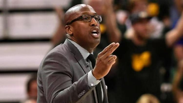 Knicks cuối cùng đã xác nhận ứng cử viên huấn luyện, và cựu huấn luyện viên của Kings Brown đã một l