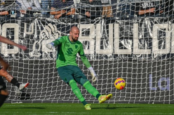 Truyền thông Ý: Napoli một lần nữa theo đuổi thủ môn Vania, Manchester United &amp của Torino; L