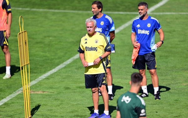 Từ một người chú đến một chàng trai trẻ, tuổi trẻ của Mourinho hơi tàn nhẫn, và 6 vị trí của anh ta 